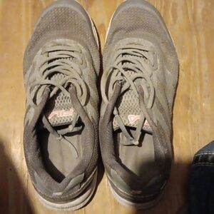 Tennis shoes
